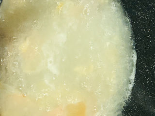 14、火腿炖白菜,汤熬至乳白色；