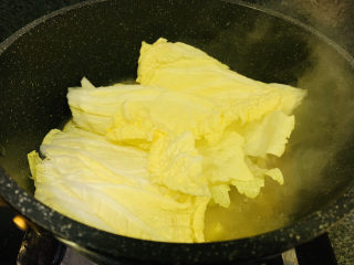 15、火腿炖白菜,加入白菜????；