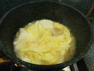 16、火腿炖白菜,再炖煮10分钟，白菜吸收了火腿的咸香；