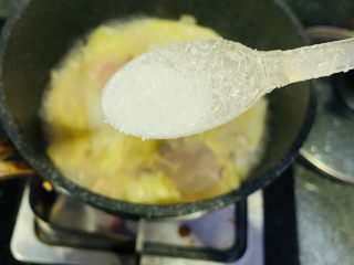 18、火腿炖白菜,加少许味精；