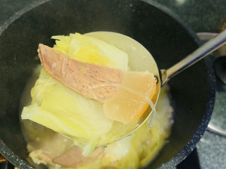 19、火腿炖白菜,搅拌均匀，就可以出锅；