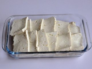 1、红烧豆腐---两面黄,尽量不要选嫩豆腐,容易炸烂,将豆腐切成厚厚的一片片。