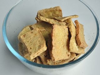 3、红烧豆腐---两面黄,将炸好的豆腐,捞出沥干油,放入碗中备用 。