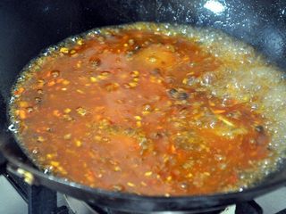 9、红烧豆腐---两面黄,倒入适量的水,直到煮开。