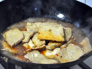 10、红烧豆腐---两面黄,放入炸过的豆腐,小火烧进味。