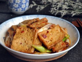 13、红烧豆腐---两面黄,春天养生多吃它,外酥内滑,一口咬下去简直太过瘾了!