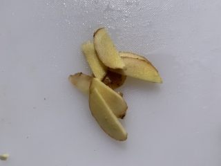 2、娃娃菜炖豆腐,生姜切片