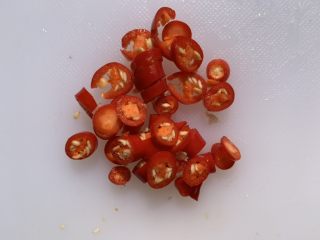 4、娃娃菜炖豆腐,小米椒切椒圈