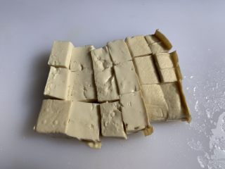 5、娃娃菜炖豆腐,豆腐切小块