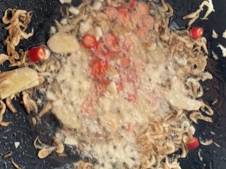 8、娃娃菜炖豆腐,再加入蒜末椒圈炒香