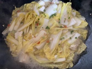 13、娃娃菜炖豆腐,然后撒上葱花即可出锅