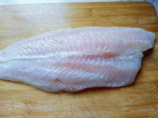 1、番茄龙利鱼汤,首先将龙利鱼勺从包装中取出融化，洗干净。