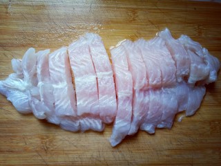 2、番茄龙利鱼汤,将洗干净的龙利鱼切小块。