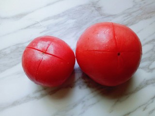 5、番茄龙利鱼汤,番茄洗干净后，切十字刀。