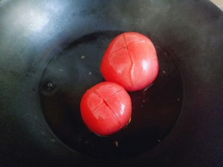 6、番茄龙利鱼汤,把番茄切十字刀，放入沸水锅中煮2分钟捞出。