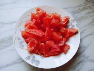 8、番茄龙利鱼汤,去了皮的番茄切丁。