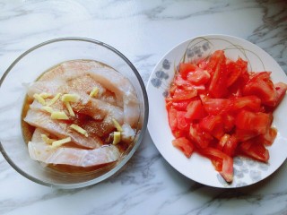 9、番茄龙利鱼汤,准备好食材。