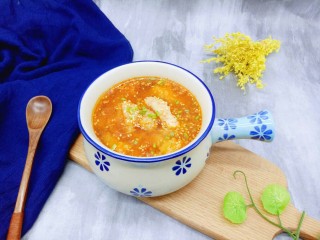 14、番茄龙利鱼汤,装入汤碗中，撒上葱花和白芝麻。