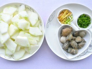 1、冬瓜花蛤汤,冬瓜去皮洗干净切块，胡萝卜切丝备用，姜切丝，葱切葱花。