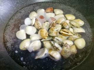 2、冬瓜花蛤汤,花蛤盐水中多搓洗至表面泥沙洗干净。锅中加姜、料酒焯水2分钟。