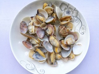 3、冬瓜花蛤汤,捞出备用。