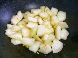 4、冬瓜花蛤汤,热锅热油，加入姜丝葱白爆香，加冬瓜翻炒2分钟。