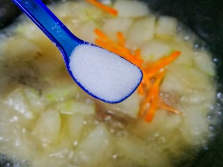 8、冬瓜花蛤汤,加一小勺盐和白胡椒粉调味，起锅后撒上葱花即可。