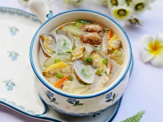 9、冬瓜花蛤汤,盛入碗中。