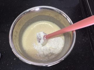 5、土豆煎饼,加入低筋粉