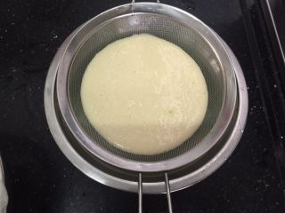 6、土豆煎饼,搅拌均匀后过筛一次