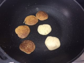 10、土豆煎饼,一次可以摊好几个小煎饼，这样省挺多时间的。翻面后再煎5分钟就可以了