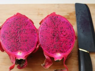 1、火龙果酸奶冰棍,火龙果总剖开成两半。