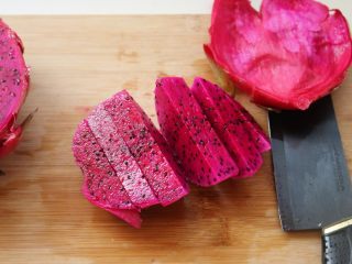 2、火龙果酸奶冰棍,去皮切块。