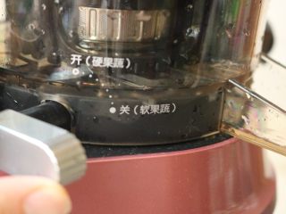 3、火龙果酸奶冰棍,原汁机选择软水果档，第一次见到这么贴心的机器，软硬水果都能榨诶。