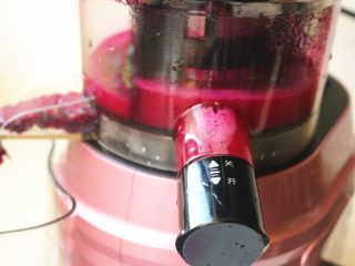 4、火龙果酸奶冰棍,从投料口把火龙果肉投入原汁机。很快，汁渣分离，火龙果属于比较软的水果，以前我用原汁机的时候，几乎都只能榨出浑浊的浓汁来，汁不是汁，渣不