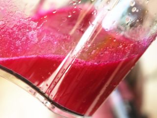 5、火龙果酸奶冰棍,拉开出汁口，清澈的火龙果汁就流出来了。仔细观察一下一点都不浑浊。