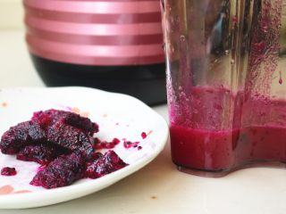 6、火龙果酸奶冰棍,汁渣分离，渣也不要扔了，因为足够细腻，待会拌进冰棍里。