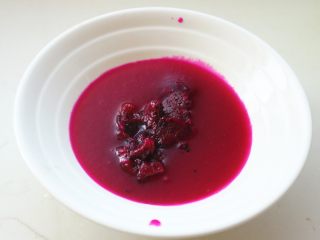 7、火龙果酸奶冰棍,汁和渣混合一起，很细腻，和料理机高速搅打的效果相同。