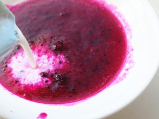 8、火龙果酸奶冰棍,加入酸奶。