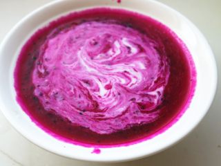 9、火龙果酸奶冰棍,搅拌均匀，如果觉得不够甜，就加适量白糖，继续拌匀。