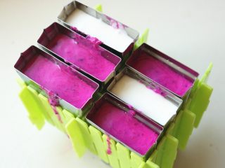 11、火龙果酸奶冰棍,分量不够，酸奶来凑，刚好做几根双色的