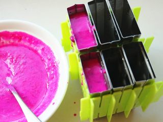 10、火龙果酸奶冰棍,同时冻两根酸奶的，也很不错。