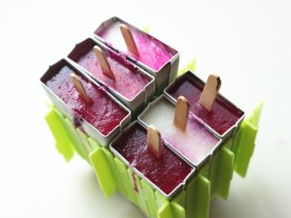 13、火龙果酸奶冰棍,送入冰箱冻10个小时以上，冻好的冰棍，凉水一冲很容易就脱出来了。