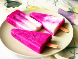 14、火龙果酸奶冰棍,因为用的不锈钢的模子，脱模很容易。冷水一冲，马上就脱模了。