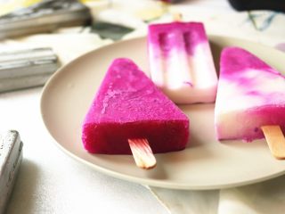 15、火龙果酸奶冰棍,颜色很漂亮。