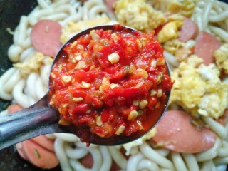 10、秒杀路边摊的炒土豆粉,一勺辣椒酱。