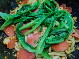 11、秒杀路边摊的炒土豆粉,加入青菜。