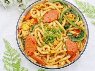 12、秒杀路边摊的炒土豆粉,撒上葱花。