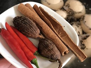 9、茶叶蛋,倒入桂皮草果和辣椒