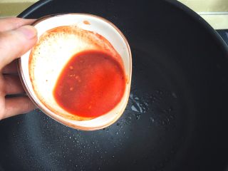 8、简单不放油的 鱼香肉丝,将酱料倒入锅内